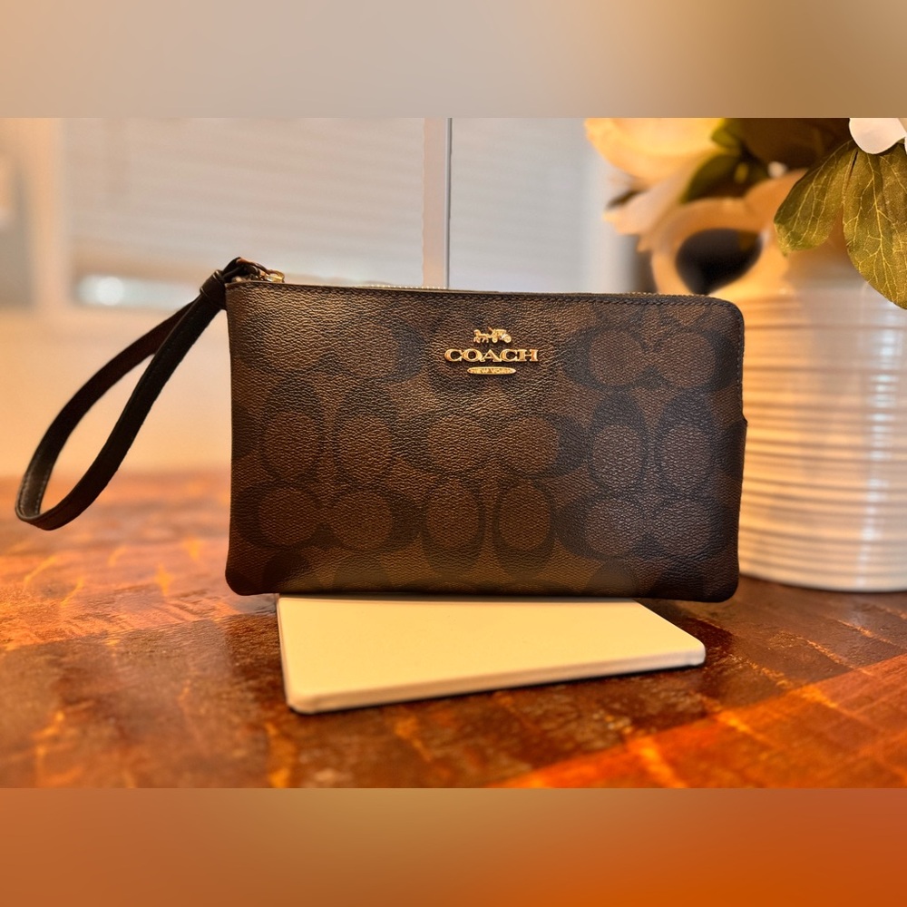 COACH Large Corner Zip Wristlet
Signature Logo Canvas Walnut/Black, Brown